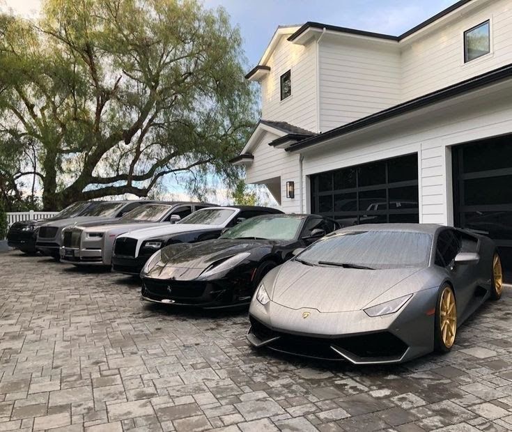 CR7 vs David Beckham: La colección completa de supercoches y quién gasta más